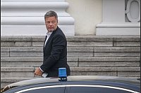 Nach Ampel-Aus - Habeck auf dem Weg ins Schloss Bellevue - © Kay Nietfeld/dpa
