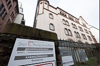 Die Schule liegt am Rande des Frankfurter Bahnhofsviertels. - &copy; Boris Roessler/dpa