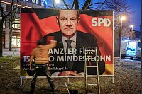 Der Kanzler frisch geklebt. - © Kay Nietfeld/dpa