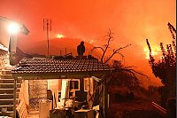 Gebäude sind von dem Feuer bedroht. - © Uncredited/AP
