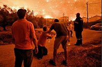 Verzweiflung bei Anwohnern wegen des verheerenden Feuers. - © Uncredited/AP