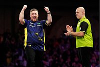Der 17 Jahre alte Engländer Luke Littler, links, ist der jüngste Weltmeister der Darts-Geschichte. Hier gewinnt er gerade das Finale der Paddy Power World Darts Championship gegen Michael van Gerwen 7:3. - © Zac Goodwin/PA Wire/dpa