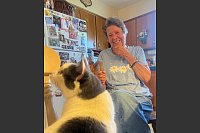 Judy mit einer ihrer Katzen - © Benno Schwinghammer/dpa