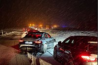 Autos stauen sich im Schneetreiben und Glätte im Landkreis Biberach. - © Ferdinand Merzbach/NEWS5/dpa