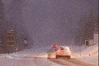 Autos fahren im Schneetreiben auf der B500 nahe Feldberg-Bärental. - © Philipp von Ditfurth/dpa