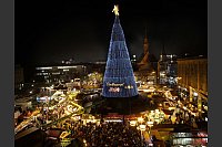 Der Dortmunder Riesenweihnachtsbaum mit Beleuchtung. - © Dieter Menne/dpa