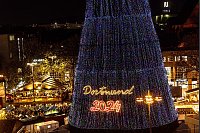 Der Dortmunder Riesenweihnachtsbaum mit Beleuchtung. - © Dieter Menne/dpa