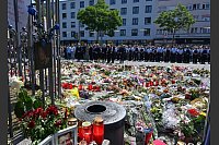 Zahlreiche Menschen gedachten nach der Tat auf dem Mannheimer Marktplatz der Opfer. (Archivbild) - © Bernd Weißbrod/dpa