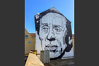 Der Dichter als Mural: Dieses Giebelportrait in Odense zeigt Hans Christian Andersen. - © Wolfgang Stelljes/dpa-tmn