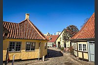 Adresse Bangs Boder 29, Odense: Das gelbe Eckhaus ist das Geburtshaus Andersens. - © Wolfgang Stelljes/dpa-tmn