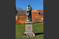 Erschaffen vom Bildhauer Louis Hasselriis: Hans-Christian-Andersen-Skulptur in Odense. - © Wolfgang Stelljes/dpa-tmn