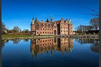 Schloss Egeskov auf der Insel Fünen: Hier fuhr der Dichter mit der Kutsche vor. - © Wolfgang Stelljes/dpa-tmn