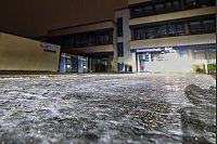 Am Morgen war es an vielen Orten spiegelglatt. An vielen Schulen fiel der Pr&auml;senzunterricht aus. - &copy; Christoph Reichwein/dpa