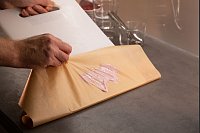 Fazit: Bis zum letzten Tropfen kann mit dem Backpapier alles von der Arbeitsplatte aufgenommen werden. - © Christin Klose/dpa-tmn