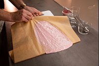 Schritt 3: Schneidebrett schieben und Backpapier ziehen, bis der Klecks vollständig aufgenommen wurde. - © Christin Klose/dpa-tmn