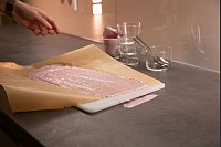 Ein Backpapier-Zuschnitt reicht nicht für den ganzen Klecks aus - es kann sich lohnen, Backpapier von der Rolle zu nehmen. - © Christin Klose/dpa-tmn