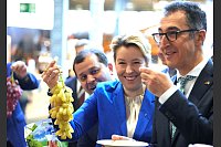Franziska Giffey und Cem &Ouml;zdemir freuen sich zur Er&ouml;ffnung &uuml;ber Weintrauben aus Usbekistan. - &copy; Soeren Stache/dpa