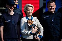 Ein Herz für den Minensuchhund Patron zeigt Ursula von der Leyen. - © Christoph Soeder/dpa Pool/dpa