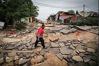 Die Schäden sind vielerorts gewaltig. - © Vincent Thian/AP/dpa