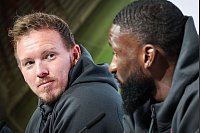 Julian Nagelsmann und Antonio Rüdiger bei einer Pressekonferenz. - © Christian Charisius/dpa