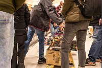 Los geht\\\'s in Cottbus: Während Supermarkt-Mitarbeiter noch die Regale einräumen, warten die ersten Kunden schon aufs Feuerwerk. - © Frank Hammerschmidt/dpa