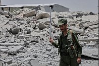 Ein jemenitischer Soldat inspiziert die Schäden, die durch US-Luftangriffe entstanden sein sollen. - © Osamah Abdulrahman/AP/dpa