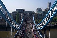 Die Massen überqueren die Tower Bridge während des TCS London Marathon. - © Jonathan Brady/PA/AP/dpa