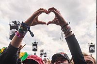 Die Fans freuen sich auf Festivaltag Nummer zwei. - © Sascha Ditscher/dpa