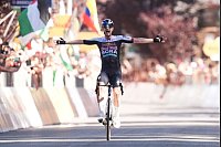 Unbändiger Jubel: Der Deutsche Nico Denz vom Team Red Bull-Bora-hansgrohe gewinnt die 18.Etappe des Giro d'Italia - © Massimo Paolone/Zuma Press/dpa