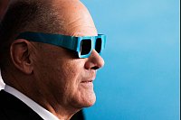 Olaf Scholz (SPD), geschäftsführender Bundeskanzler, trägt eine Silations-Brille bei der Präsentation eines Beitrages für MINT-Berufe an einem Stand im Rahmen der Auftaktveranstaltung zum Girls' Day im Kanzleramt. - © Carsten Koall/dpa