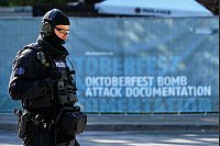 Das Wiesn-Gelände wurde abgesucht. - © Matthias Schrader/AP/dpa