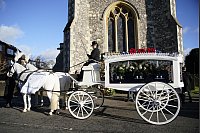 Beisetzung von Sänger Liam Payne: Eine Pferdekutsche mit dem Sarg von Liam Payne kommt zur St. Mary's Church in Amersham. - © Andrew Matthews/PA Wire/dpa
