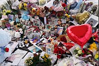 Der One Direction-Star Liam Payne wird heute beerdigt. Bei einer Gedenkfeier im West Park in seiner Heimatstadt Wolverhampton legten Trauernde Blumenschmuck und Fotos ab. - © Jacob King/PA Wire/dpa