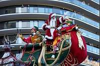 Zum Abschluss der Parade erklärt Santa Claus die Weihnachtssaison für eröffnet. - © Frank Franklin/AP/dpa