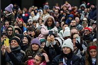 Für viele eine Thanksgiving-Tradition: Die Parade in New York schauen. - © Eduardo Munoz Alvarez/AP/dpa