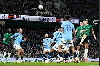 Maksym Talowjerow (r.) sorgte für das 1:0 von Plymouth bei Manchester City. - © Martin Rickett/PA Wire/dpa
