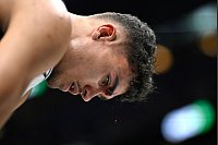 Blut tropft vom Gesicht von Orlando Magic-Stürmer Tristan da Silva. - © Phelan M. Ebenhack/AP/dpa