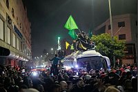 Ein Bus mit freigelassenen palästinensischen Gefangenen kommt in der Stadt Beitunia im Westjordanland an. - © Leo Correa/AP/dpa