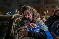 Menschen feiern die Ankunft befreiter israelischer Geiseln in Ramat Gan nach ihrer Freilassung aus der Gefangenschaft der Hamas im Gazastreifen. - © Ilia Yefimovich/dpa