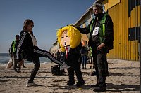 Eine mexikanische Frau tritt eine Piñata von Donald Trump. - © Felix Marquez/dpa