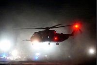 Ein israelischer Hubschrauber startet im Süden Israels mit den Geiseln Romi Gonen, Doron Steinbrecher und Emily Damari, die am 7. Oktober im Gazastreifen von der Hamas entführt worden waren, nachdem sie aus dem Gazastreifen befreit wurden. - © Ohad Zwigenberg/AP/dpa