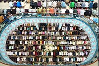 Muslime versammeln sich zum Eid al-Fitr-Gebet in der Baitul Mukarram Moschee in Dhaka. - © Syed Mahabubul Kader/ZUMA Press Wire/dpa