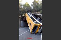 Die wichtige Autobahn von Barcelona Richtung Norden war stundenlang gesperrt. - © Bombers/Europapress/dpa