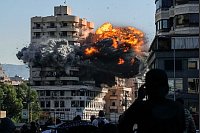 Moment der Zerstörung: Ein israelischer Luftangriff hat ein Gebäude in Chiyah, einem südlichen Vorort von Beirut, getroffen - © Bilal Hussein/AP