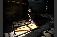 Palästinensische Frauen backen freiwillig Brot, um im Rahmen einer Wohltätigkeitsaktion Hunderte von Vertriebenen im Lager Al-Mawasi zu versorgen. - © Doaa Albaz Apaimages/APA Images via ZUMA Press Wire/dpa