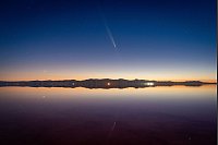 Der Komet C/2023 A3 (ATLAS-Tsuchinshan) ist kurz nach Sonnenuntergang über dem Großen Salzsee westlich von Salt Lake City, Utah, zu sehen. - © Spenser Heaps/FR172046 AP/AP