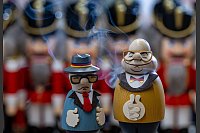 Honecker und Kohl als Räucherfiguren - © Hendrik Schmidt/dpa