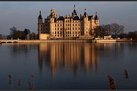 Das Schweriner Schloss spiegelt sich auf dem Eis auf dem Burgsee. - © Bernd Wüstneck/dpa