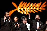 Regisseur Jafar Panahi (vorne, M) nimmt die Goldene Palme für den Film "It Was Just an Accident" während der Preisverleihung der 78. Internationalen Filmfestspiele in Cannes entgegen. - © Lewis Joly/Invision/AP/dpa