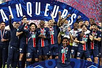 Marquinhos von Paris Saint-Germain hält den Pokal und feiert mit seinen Mannschaftskameraden nach dem Sieg im Finale des französischen Fußballpokals. - © Franck Fife/AFP/dpa